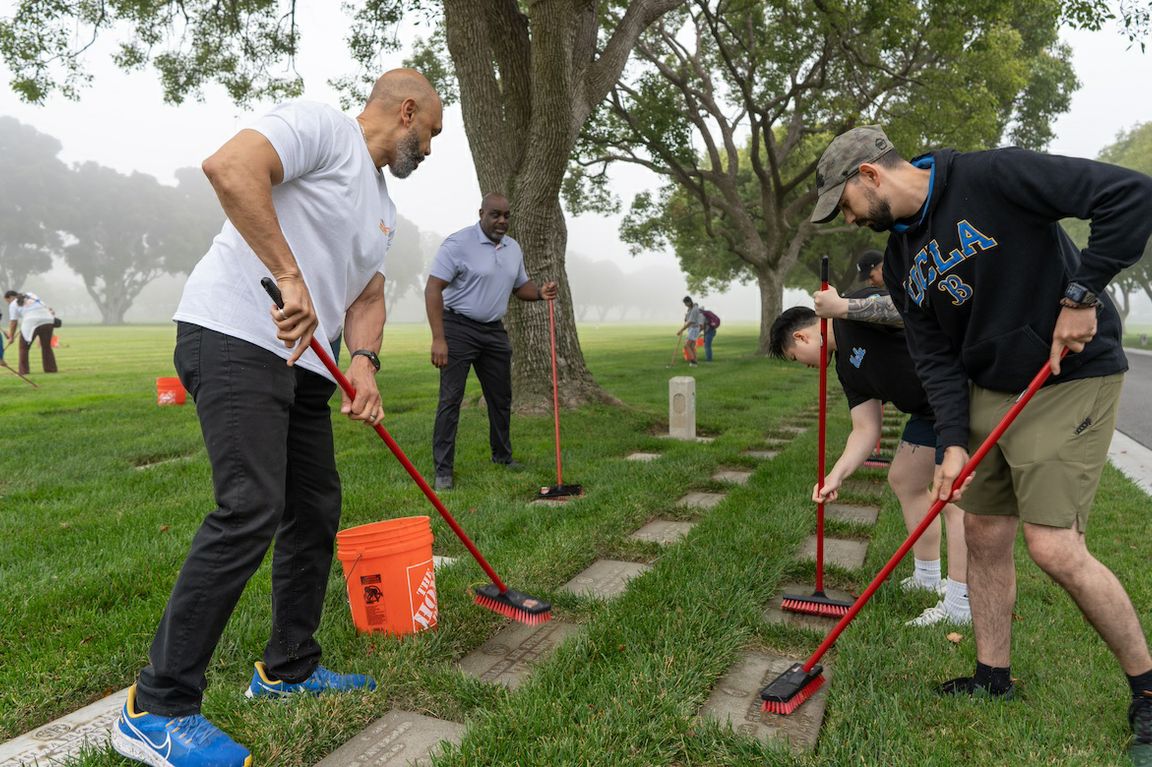 Bruins fan out across L.A. to serve the community on UCLA Volunteer Day