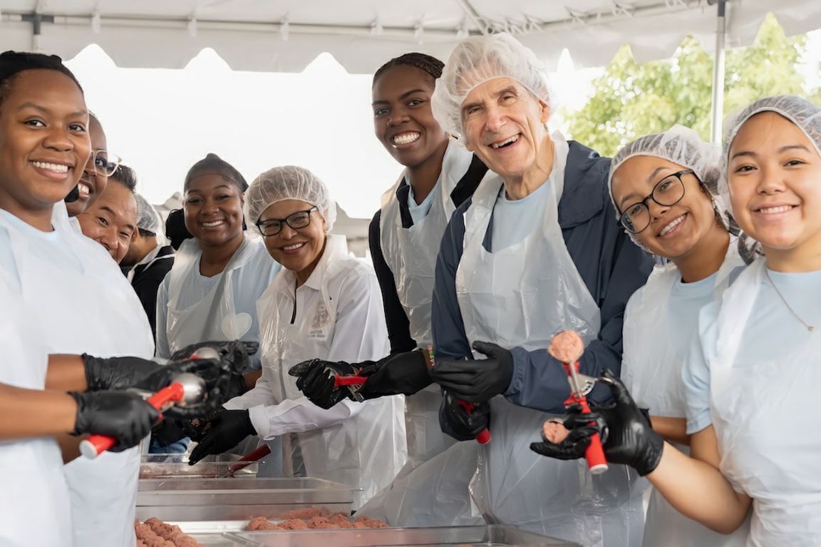 Bruins spread their light during UCLA Volunteer Day, serving L.A. and building connections