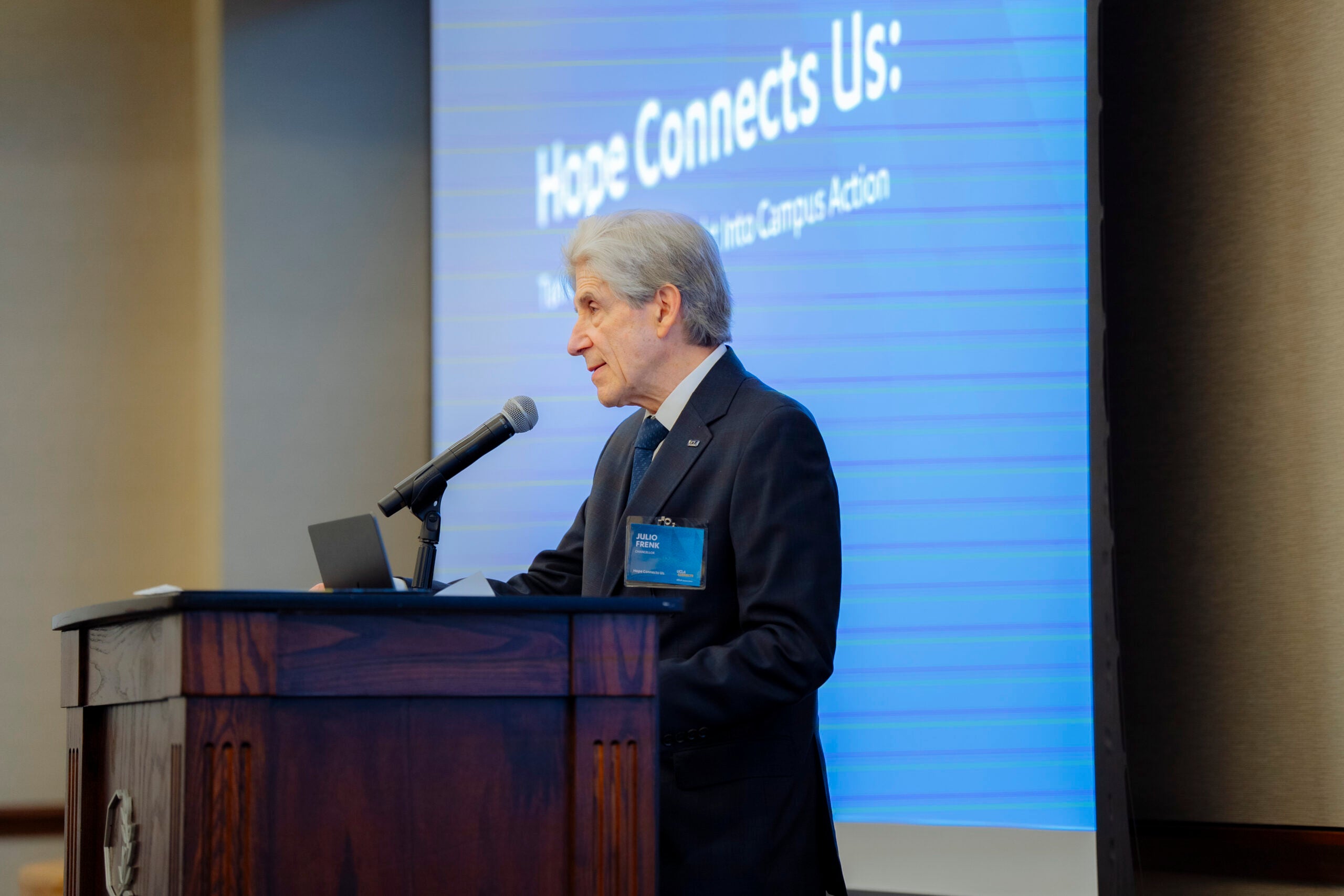 Chancellor Julio Frenk delivers a speech